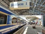 通常はプレトリア駅にある専用ラウンジで乗車前のセレモニーがあるが、工事中により近隣ホテルで実施。出発予定時刻の12時を大幅に過ぎてからホテルを出発し駅に着いたため、車体の撮影をするまもなく乗車。写真はキンバリー駅にて（写真：筆者撮影）