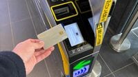 Suicaの牙城を崩すか？ 専用カード不要で乗車可能、海外客対応とコスト削減で急拡大する鉄道タッチ決済戦略