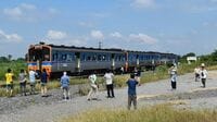 実に面白い､海外で｢日本製｣の列車貸し切り タイやインドネシアで鉄道ファンが挑戦