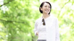 "老化が進む人･ゆるやかな人"の違い　｢へその向き｣が分かれ目…理学療法士が教える今すぐできる姿勢の整え方
