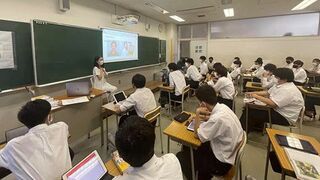 学校での授業の様子。環境問題や貧困など、SDGsをテーマに世界各国の課題、その課題解決について学ぶ