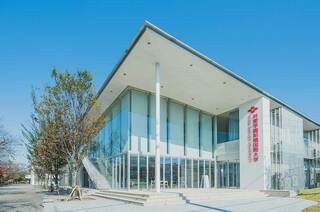 群馬県前橋市にあるキャンパス。写真は学生や地域の人々が集う「KYOAI COMMUNITY HALL」や「PROJECT ROOM」など、学生と地域の人との集いと学びの場を備える新校舎「KYOAI GLOCAL GATEWAY」（写真：共愛学園前橋国際大学提供）