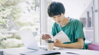 勉強する学生