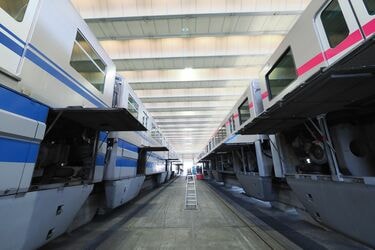 大阪モノレール「車両検査」普通の電車とは大違い 引退間近の1000系04