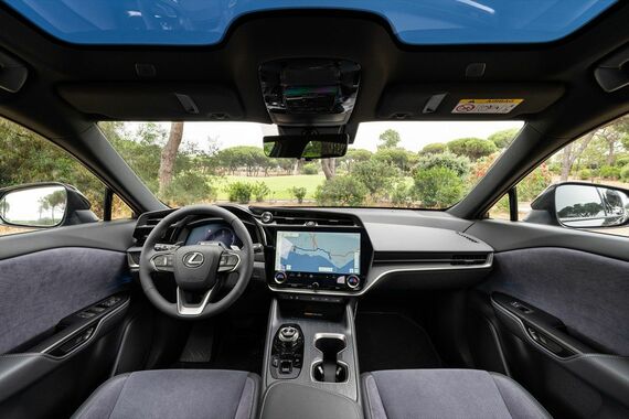 ステアバイワイヤ非装着車は一般的なステアリングホイールがそなわる(写真:Lexus International)