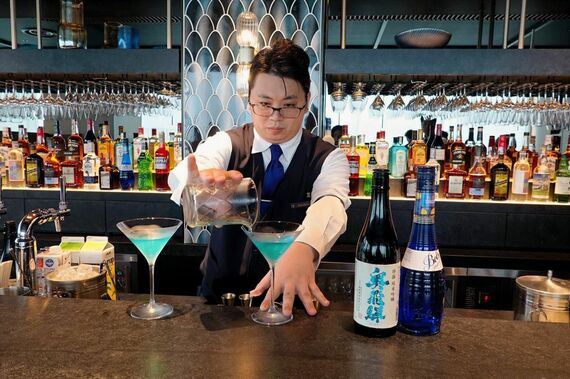 バーテンダーが腕を振るう。作っているのはブルーバード