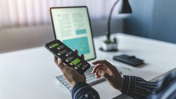 女性がスマホアプリを操作しているイメージ