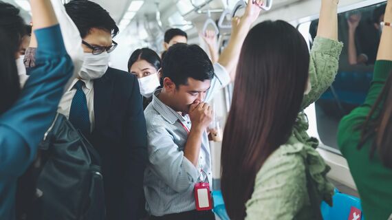 車内迷惑行為 せき・くしゃみイメージ