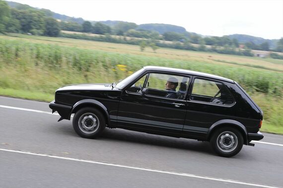 運転席に座る筆者のサイズ感からも車体の小ささがわかるだろう（写真：Wolfgang Grube）