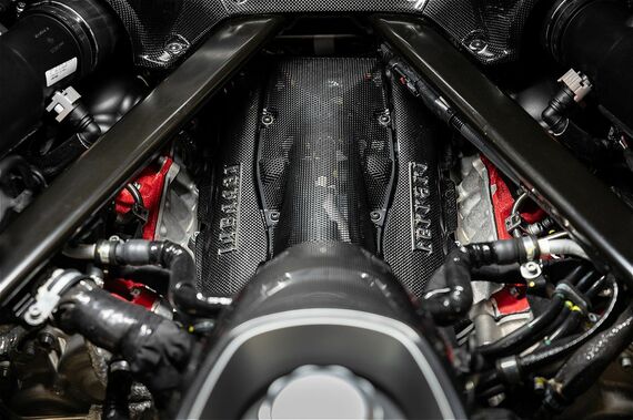 849テスタロッサに搭載される3990ccのV型8気筒ツインターボエンジン。最高出力は830CV、最大トルク842Nmを発生し、そこに3基の電気モーターを組み合わせることシステム出力は1050CVに達する