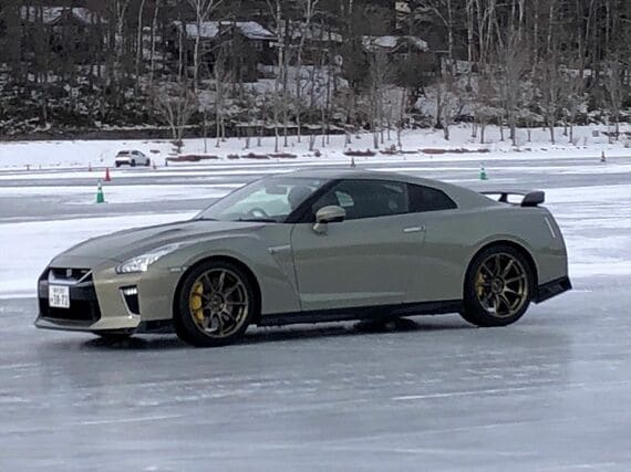 長野県女神湖の氷上試乗会で乗った日産「GT-R」。次世代型は果たして生まれてくるのか（筆者撮影）