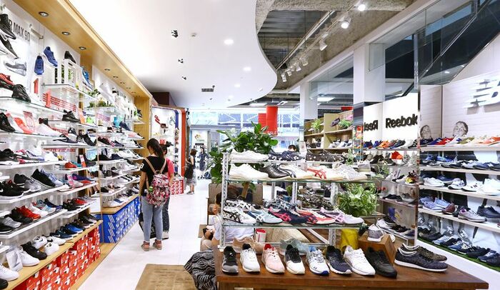 女性向け売り場もスニーカーがずらりと並ぶ