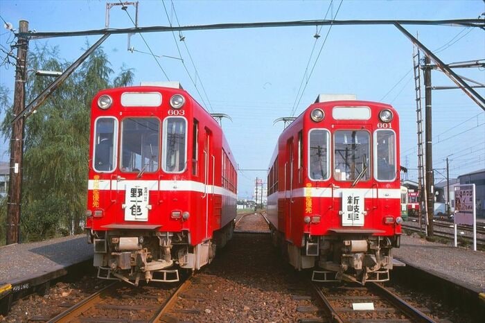 美濃町線のモ600形は当初白帯が入っていた