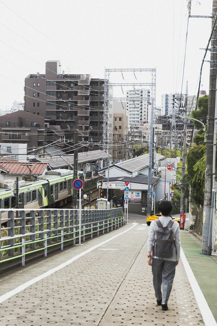 石川台駅前の線路沿いの急坂