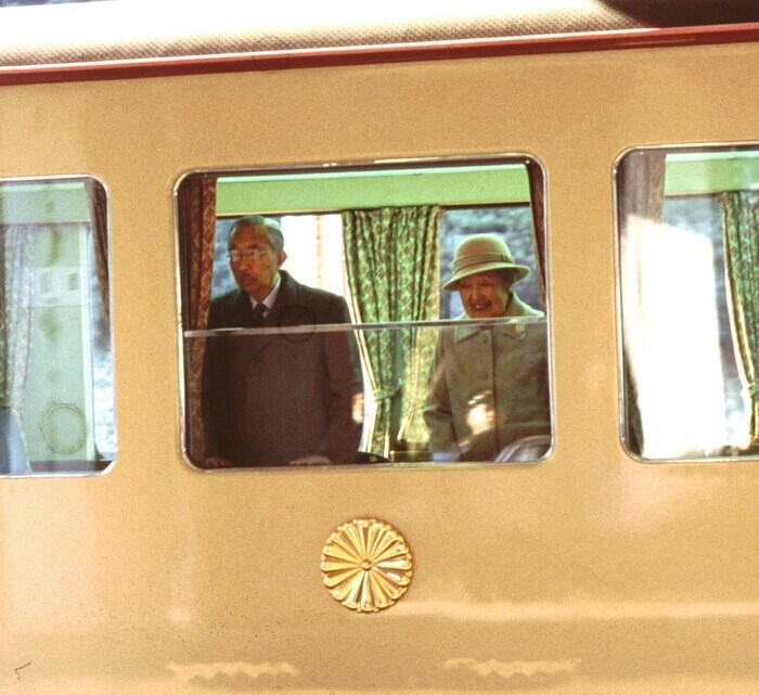 お召列車に乗車する昭和天皇・皇后