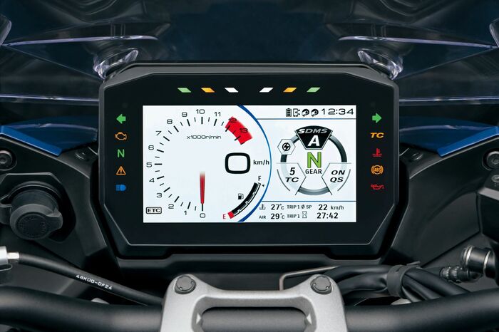 フル液晶を活用したGSX-S1000GTのインパネ
