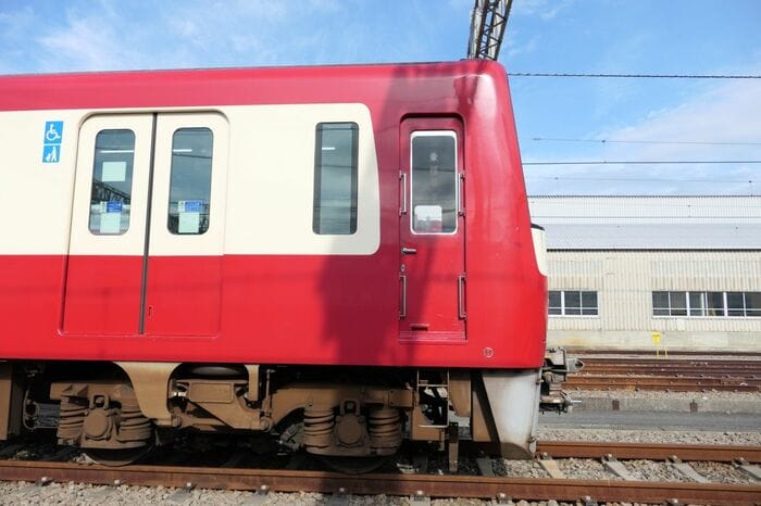 横から見たアルミ車の先頭部。乗務員室後方にも
