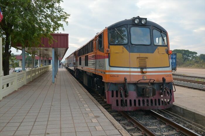 ラオスでタイへの出発を待つタイ国鉄の列車