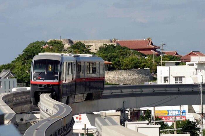 首里城をバックに走る「ゆいレール」