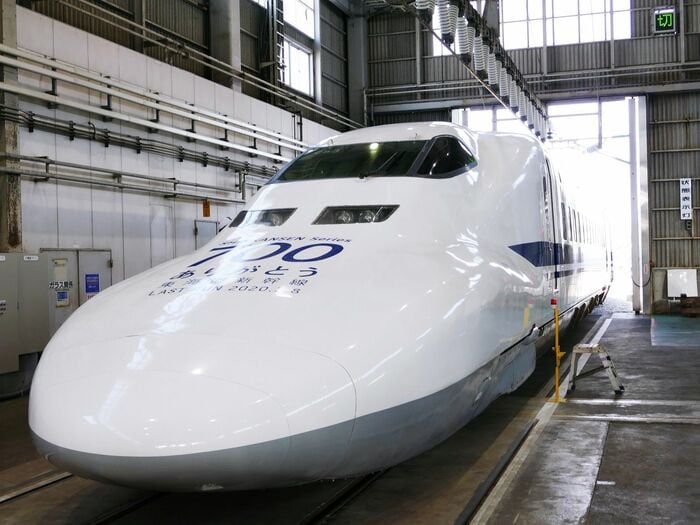 振動や騒音を抑える形状の700系の先頭部