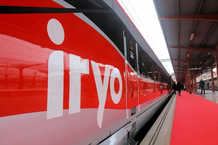 車体に入った「iryo」のロゴ