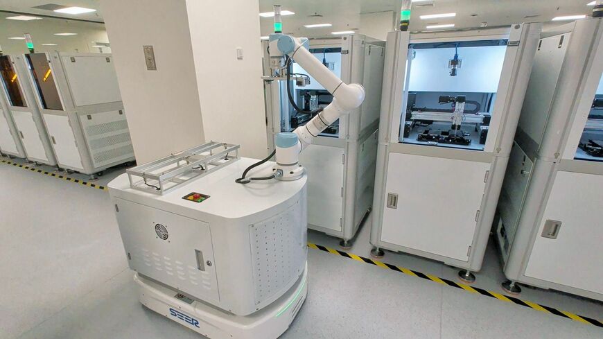 消費電力テスト実験室では、搬送ロボットが端末をテスト機台に運ぶ（筆者撮影）