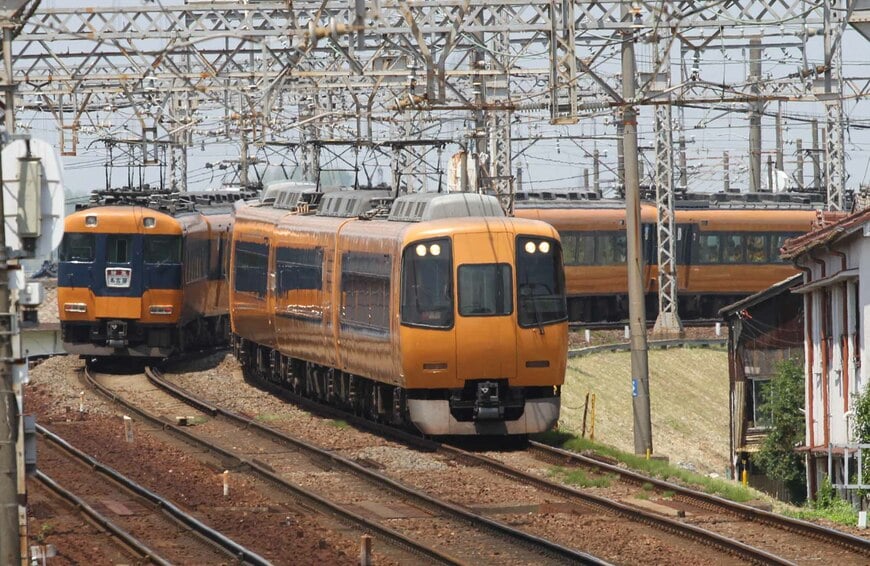 新旧特急車のすれ違い（撮影：南正時）