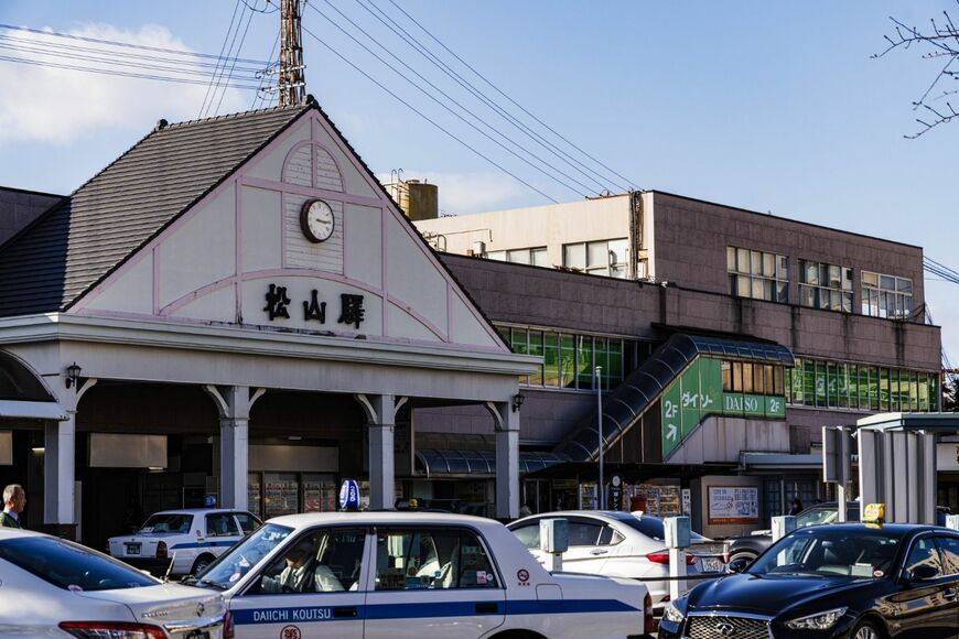 JR松山駅の旧駅舎。2025年10月末から本格的な解体工事が始まっており、年度末までに完全に姿を消すことになる（撮影：鼠入昌史）