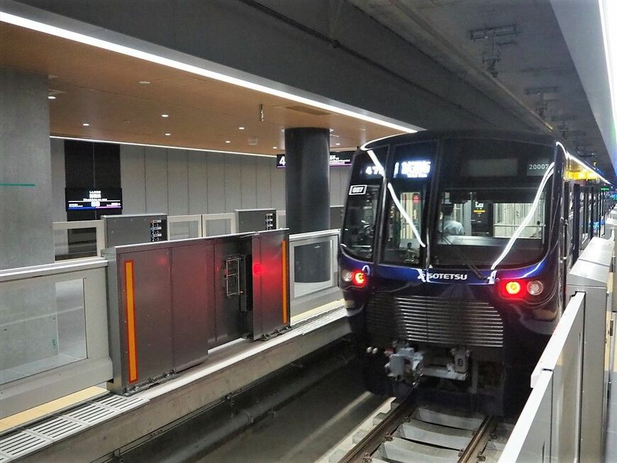 相鉄・東急新横浜線で試運転する相鉄の車両（記者撮影）