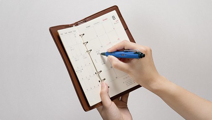 速書きや上向き筆記、湿った紙へも書きやすいノック加圧式油性ボールペン「エアプレス」。工事現場など不安定な場所で筆記が必要になる人から支持されている（写真：株式会社トンボ鉛筆）