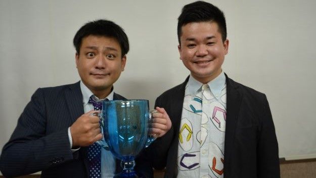 毎年正月に開催される沖縄お笑いNo.1を決める大会「O-1グランプリ」で第17回チャンピオンに輝いたお笑いコンビの「しんとすけ」（写真右が首里のすけさん／撮影：松永多佳倫）