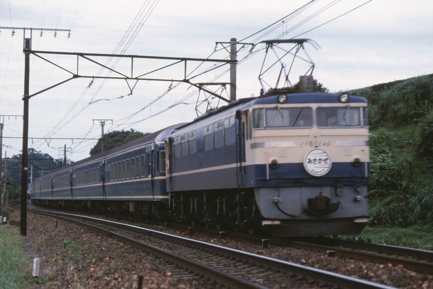 東海道本線掛川付近を走る、EF65形500番台牽引の「あさかぜ」。客車は20系だ（撮影：南正時）