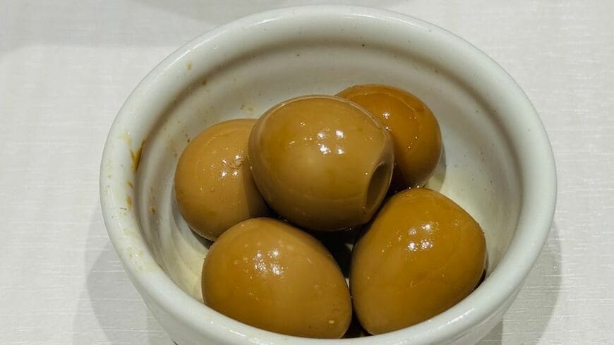 どんぐり醤油漬け。うずらの卵を醤油で漬けた小皿。小ぶりで食べやすく、ハイボールと合わせやすいつまみの一品（写真：筆者撮影）