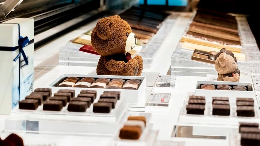 クマのチョコレートで認知を広めたスペインのブランド、カカオサンパカ。同ブランドはECも展開するが、店頭のみで味わえるスイーツや板チョコレートのテイスティング等を求め、オフィスワーカーやインバウンド、ファミリー層など多くが丸の内本店を訪れる（撮影：今井康一）