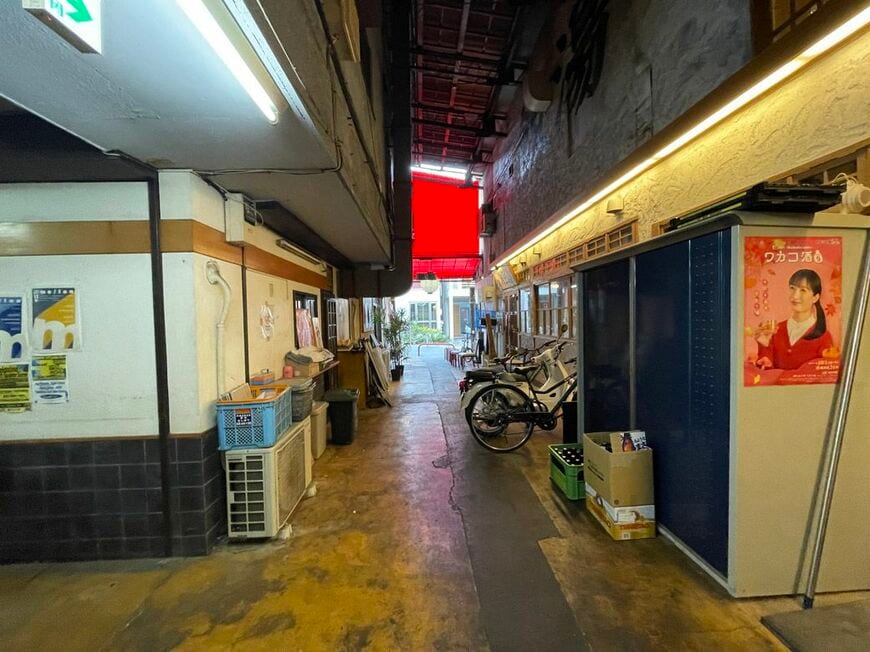 昭和レトロ感満載のまるよし横丁（筆者撮影）
