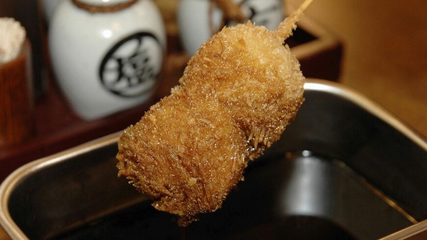 大阪名物として知られる「串カツ」。大阪に串カツをもたらしたある男性の物語を紹介します（写真: ペイレスイメージズ 2／PIXTA）