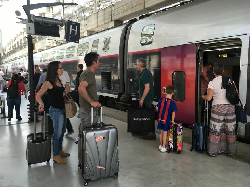 大きな荷物を持ってTGVに乗り込む人々（筆者撮影）