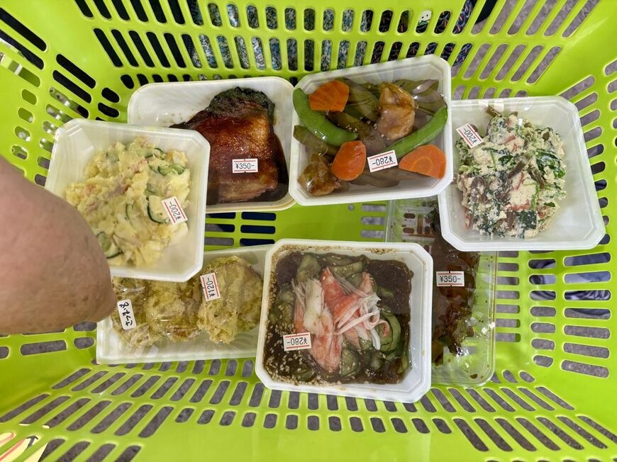 これらの品を3食分にしていると話してくれた、80代女性のカゴの中身（写真：筆者撮影）