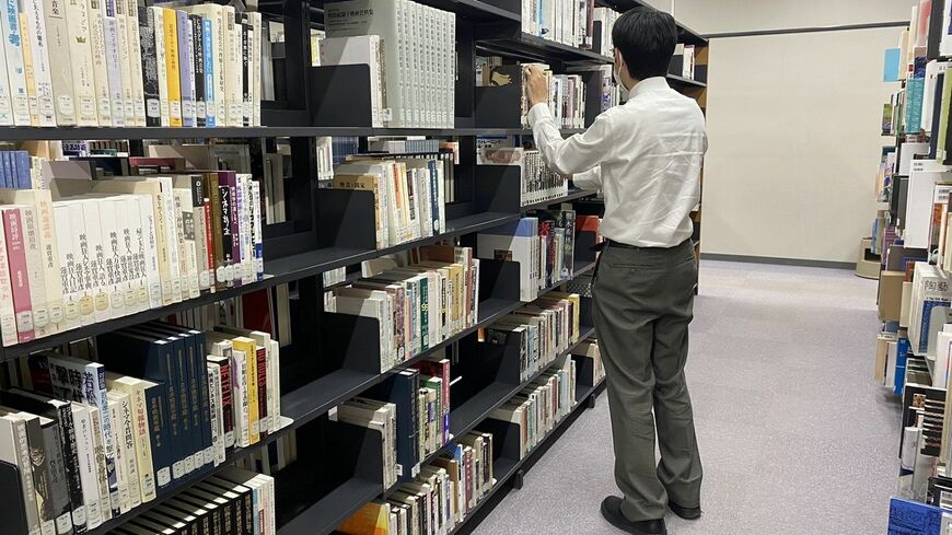 大学図書館の非正規雇用のスタッフとして働いてきたカツヒサさん。勤続5年の間、時給はいつも最低賃金水準だったという（写真：カツヒサさん提供）