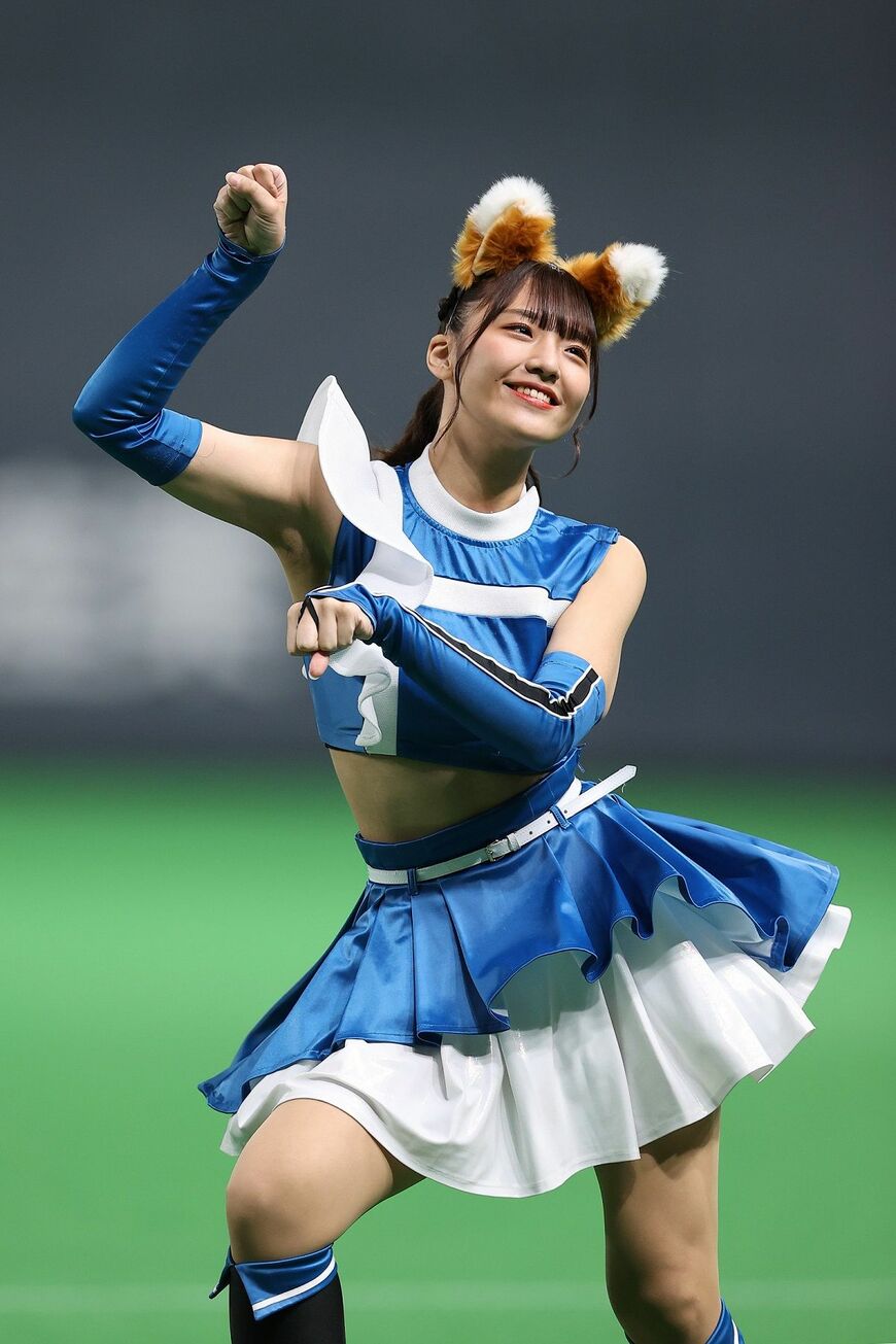 ファイターズガールのきつねダンスは観客も踊れるなどブームになっている（写真：時事）