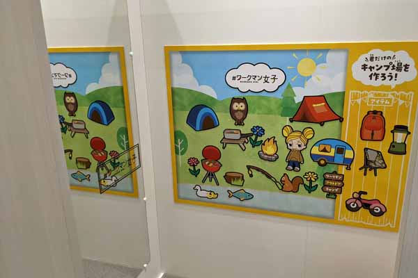 「ママ楽」試着室内の壁掛けパネル（記者撮影）