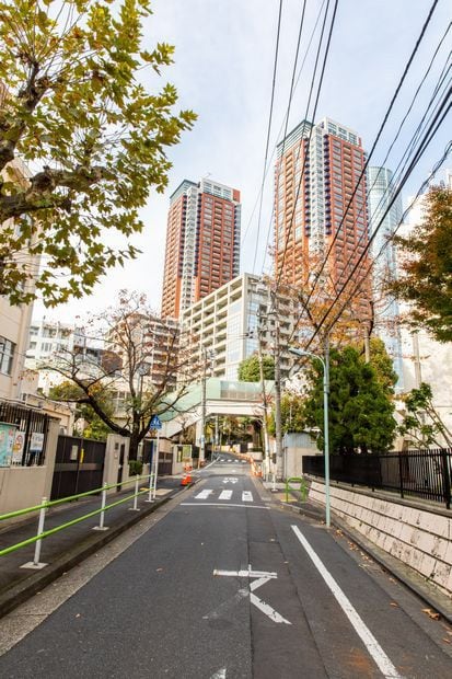 タワーマンション、公務員宿舎、大企業の社宅などがあるエリアは、学区の平均世帯年収が上がりやすい傾向にある（写真：今村拓馬）