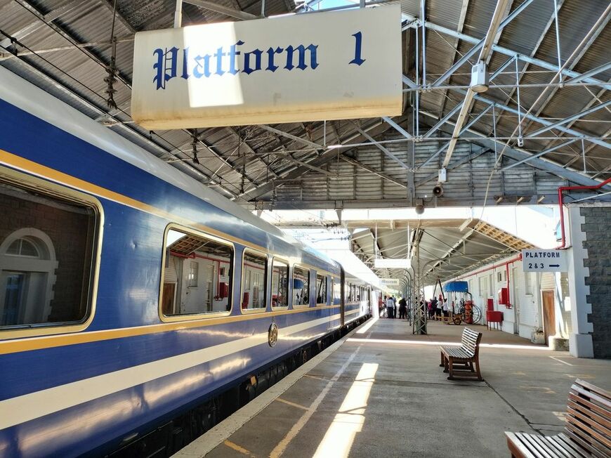 通常はプレトリア駅にある専用ラウンジで乗車前のセレモニーがあるが、工事中により近隣ホテルで実施。出発予定時刻の12時を大幅に過ぎてからホテルを出発し駅に着いたため、車体の撮影をするまもなく乗車。写真はキンバリー駅にて（写真：筆者撮影）