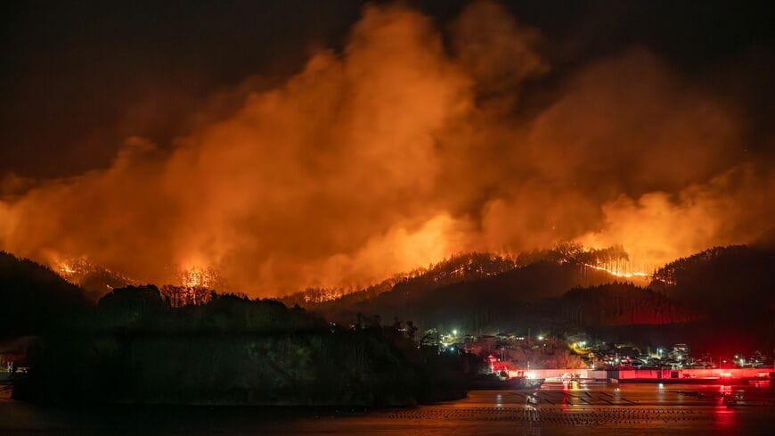 3月4日、大船渡町丸森から見た蛸ノ浦漁港方面（写真：飯塚伸夫撮影）