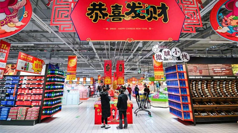 アリババは事業の選択と集中を急ぎ、実店舗の小売り事業から撤退を進める。写真は大型スーパー「大潤発」の店内（大潤発のウェブサイトより）