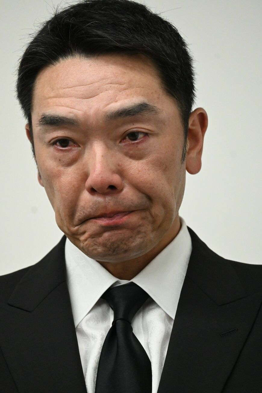 会見で涙ぐむ阿部慎之助（写真：時事）