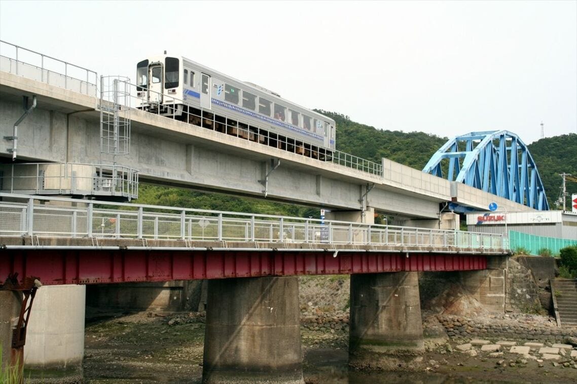 土佐くろしお鉄道ごめん・なはり線の列車。手前の橋は