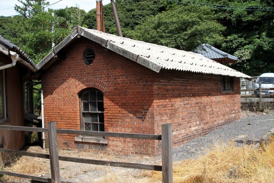 赤レンガのランプ小屋は1882（明治15）年の建築だ