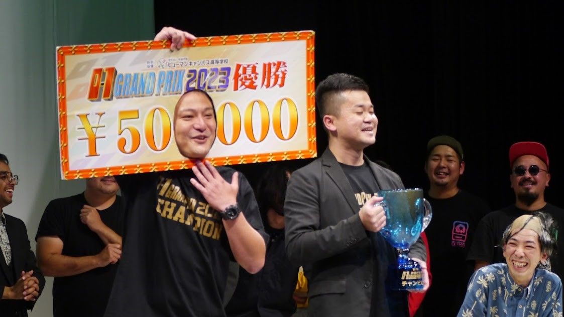 今年1月オリジンお笑いライブ「喜笑転決vol.322」にて「O-1グランプリ」の優勝報告をする沖縄のお笑いコンビ「しんとすけ」の首里のすけ（写真右）さん（写真：首里のすけさん提供）