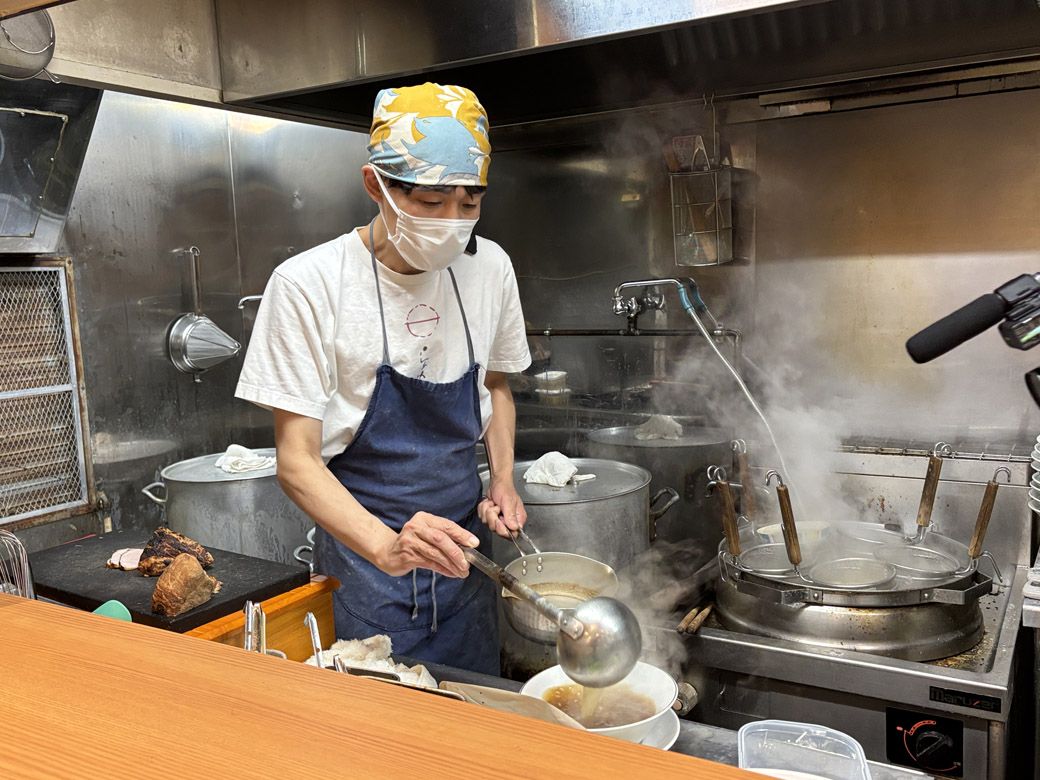 調理中の森さん（写真：筆者撮影）
